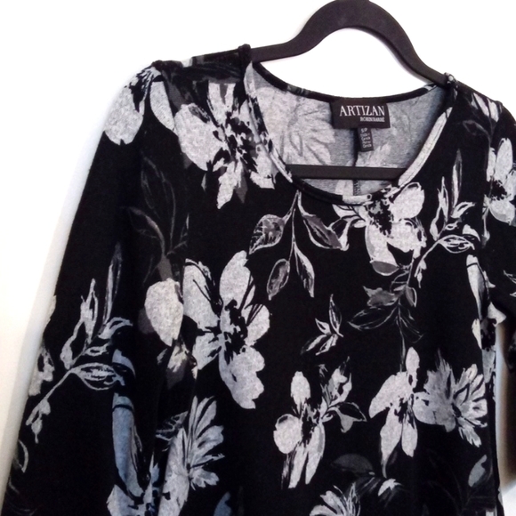 Artizan Floral 3/4 Sleeve Sharkbite Hemline Top - Picture 2 of 10
